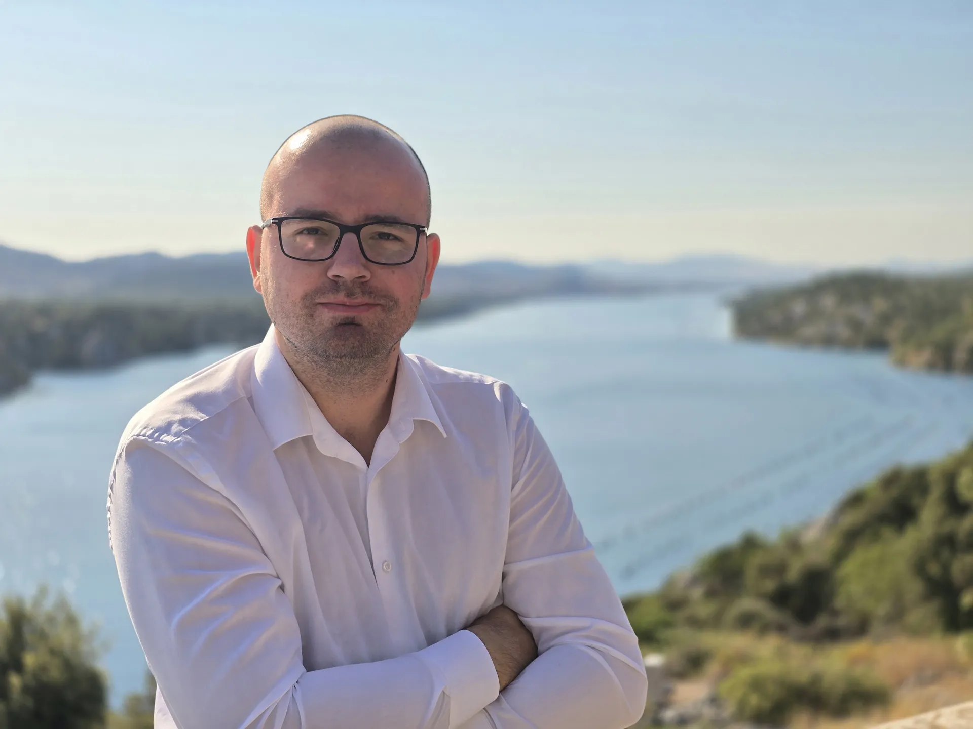 Antonio Šakić, a TAXI Antonio mögött álló šibeniki taxisofőr egy kilátópontnál a šibeniki csatorna felett
