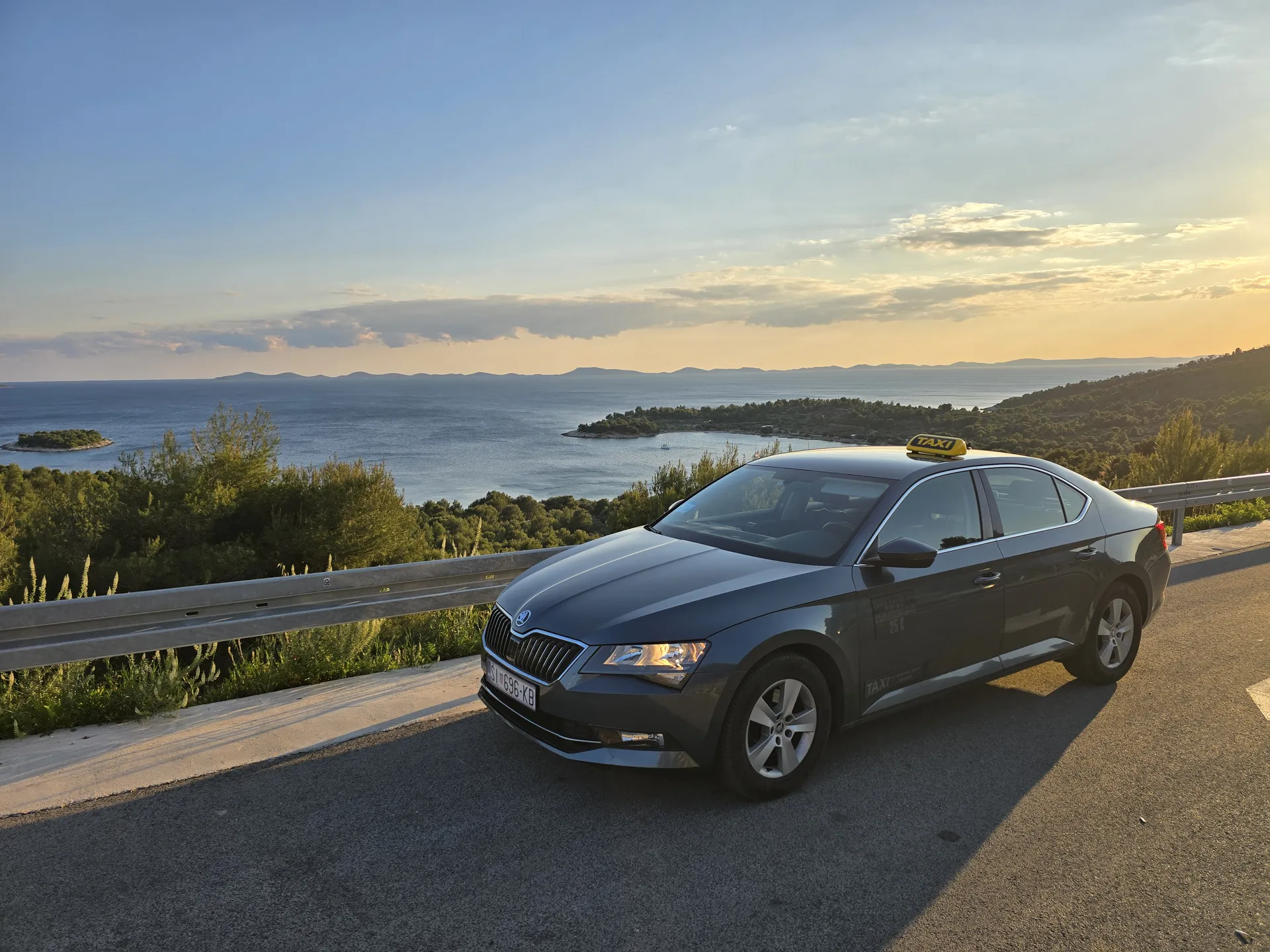 Taxi per Roški Slap: la Škoda Superb di TAXI Antonio sulla strada sopra Skradin verso il Parco Nazionale di Krka