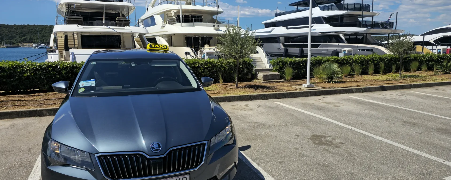 Taxi Skradin: Škoda Superb Antonia przy ACI Marinie Skradin