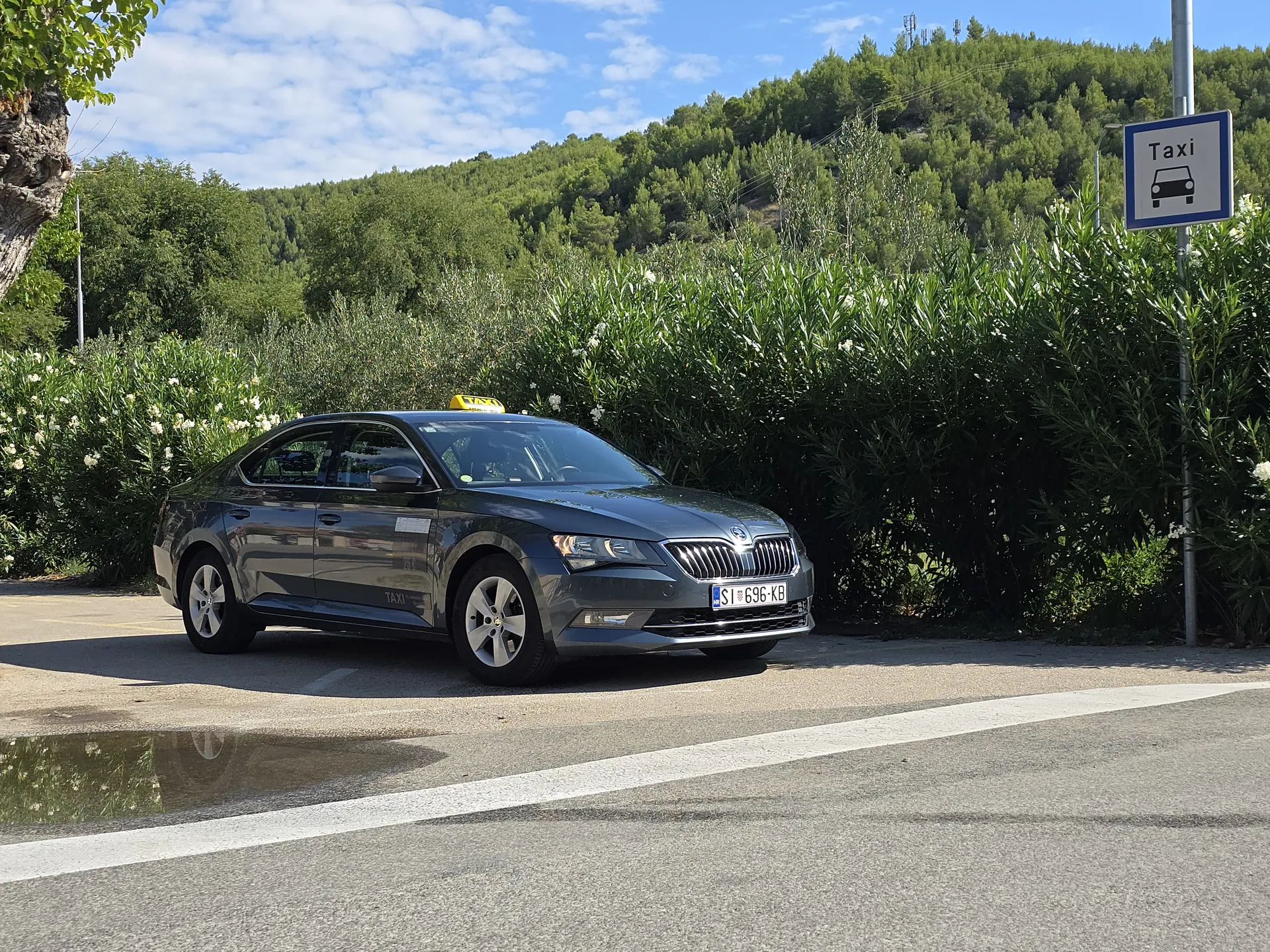 TAXI Antonio Škoda Superb na postoju taxi w Skradinie — transfer prywatny do Zadaru