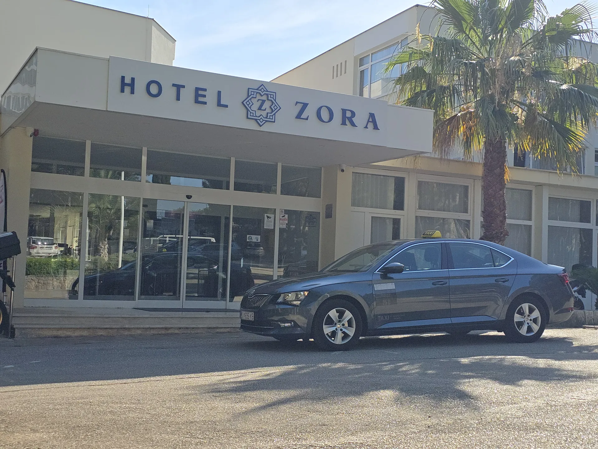 TAXI Antonio Škoda Superb ispred hotela Zora Primošten -- transfer iz Skradina