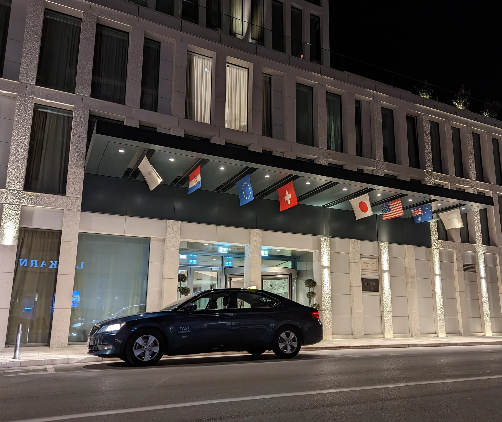 TAXI Antonio Škoda Superb przed hotelem w Splicie -- transfer ze Skradinu