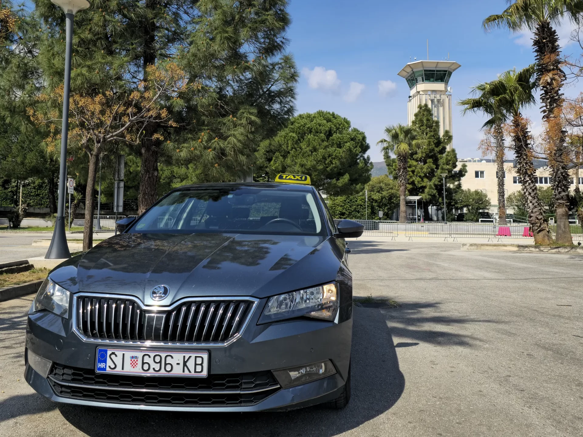 TAXI Antonio Škoda Superb na Zračnoj luci Split, privatni transfer od Skradina do Zračne luke Split