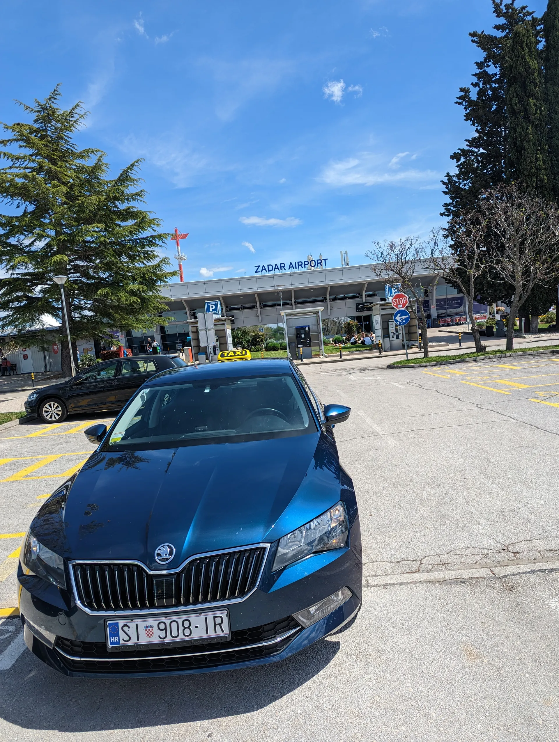 Taxi Antonio Škoda Superb na Zračnoj luci Zadar - Taxi Zadar Airport do Skradina